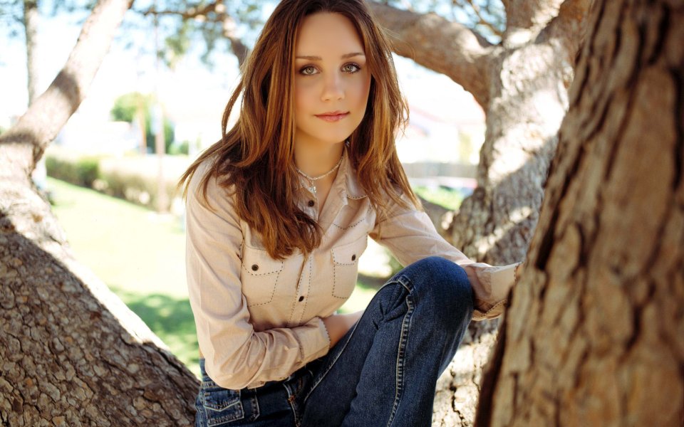 Amanda Bynes Outdoor Sunny Portrait Wallpaper