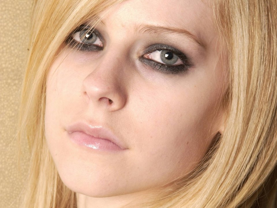 Avril Lavigne Blonde Smoky Makeup Closeup Portrait