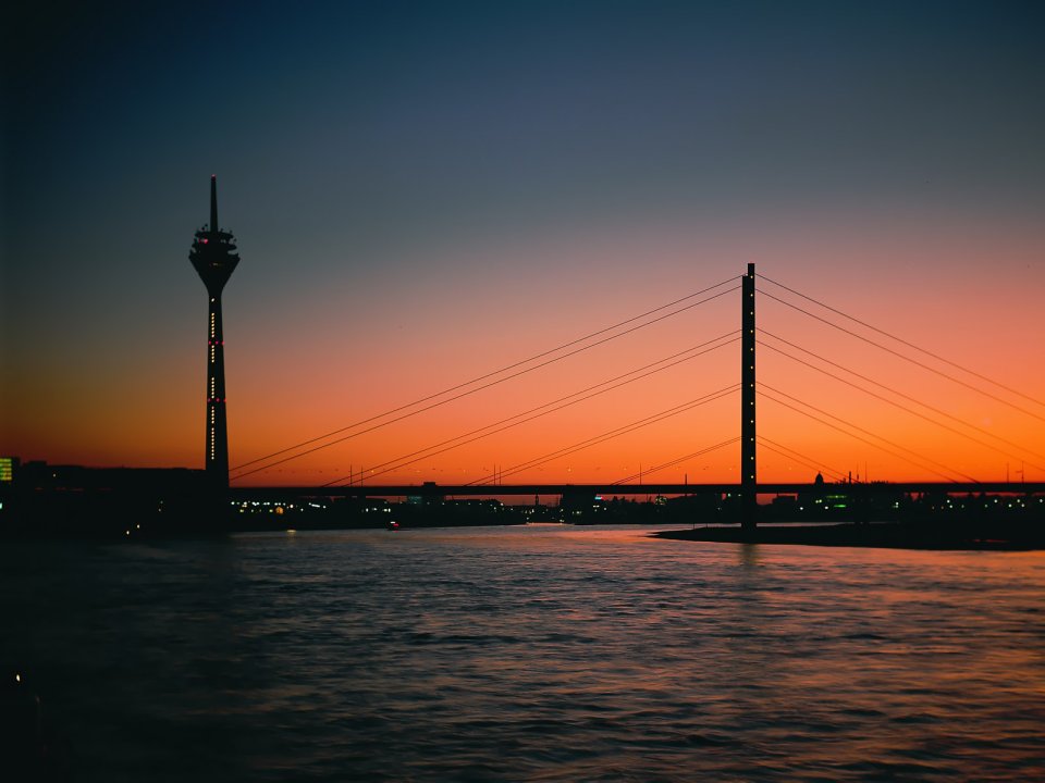 德国杜塞尔多夫莱茵塔与斜拉桥夕阳剪影