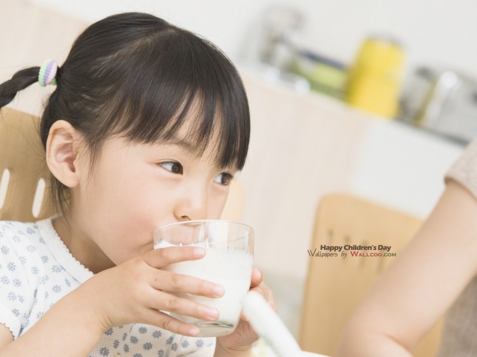 可爱亚洲小女孩居家喝牛奶 儿童节主题摄影