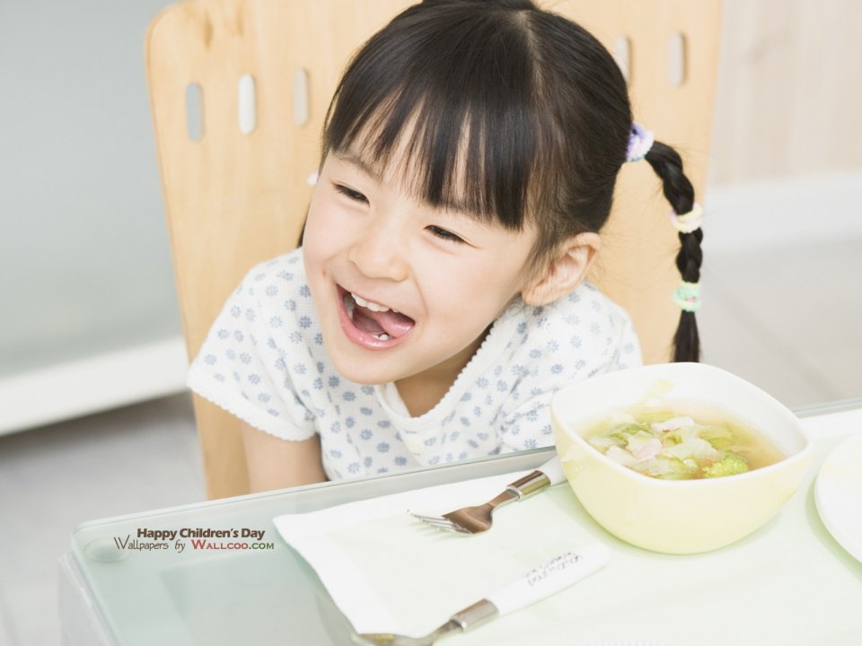 露齿大笑的可爱东亚小女孩 居家用餐儿童节主题摄影