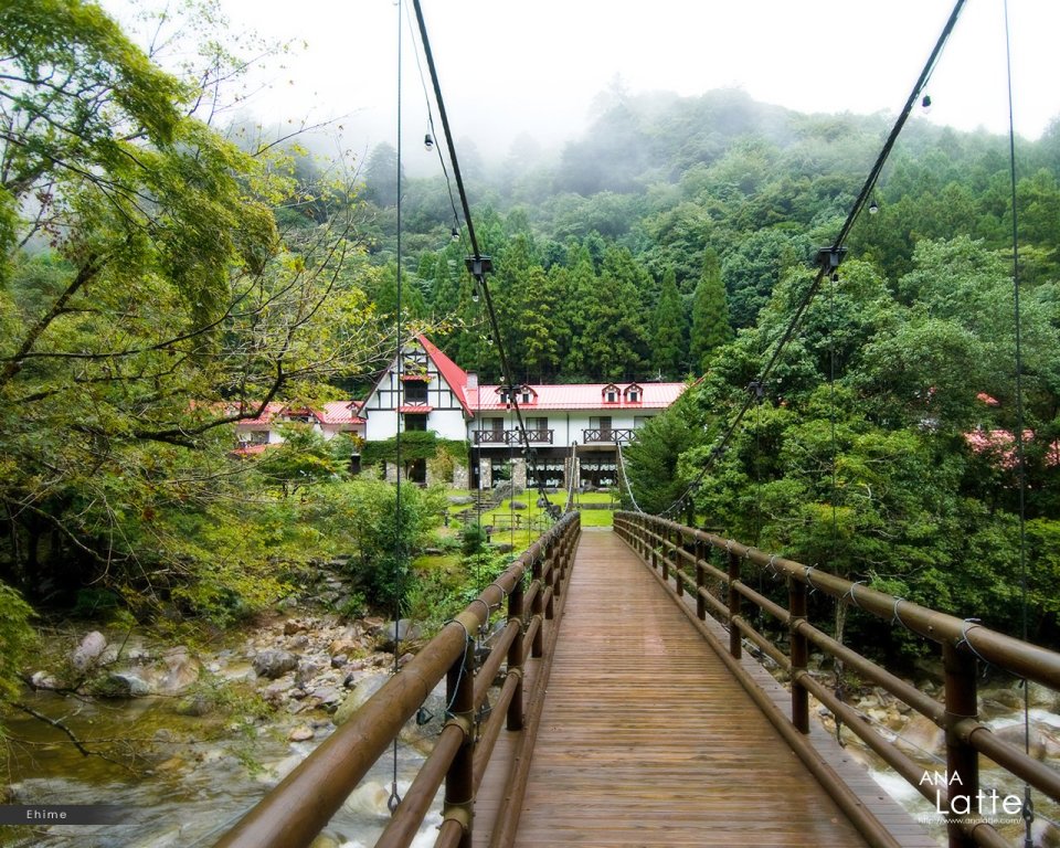日本爱媛县山间吊桥与森林小屋