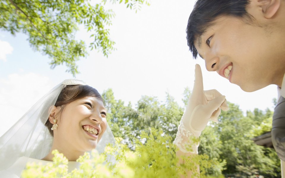 晴朗春日花园里的甜蜜新婚夫妇婚纱照