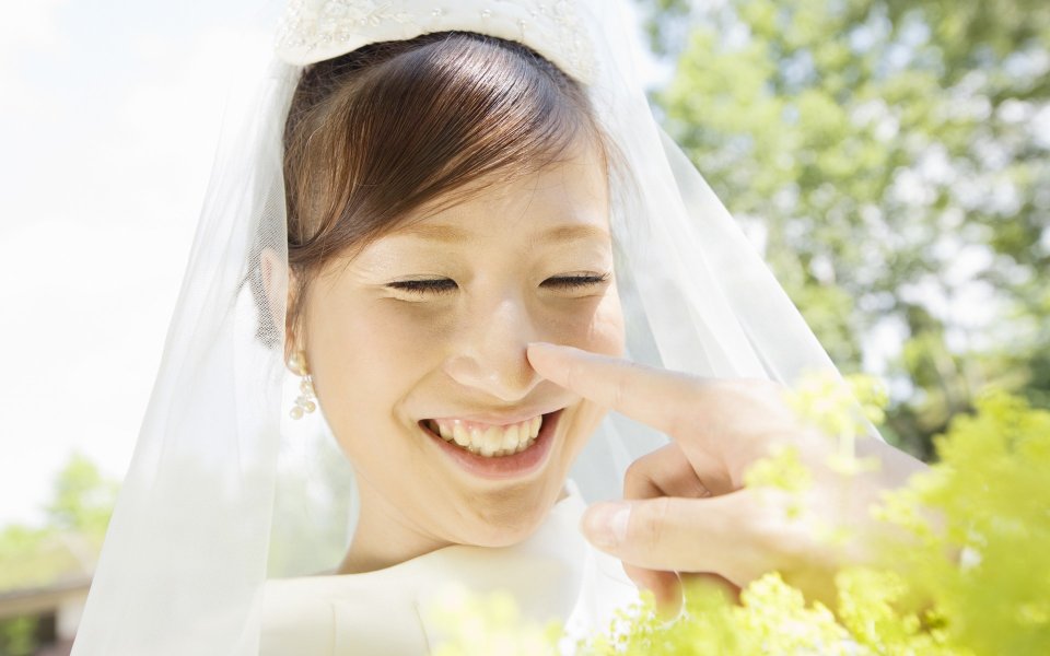 户外花园婚礼 笑容灿烂的年轻新娘婚纱人像摄影
