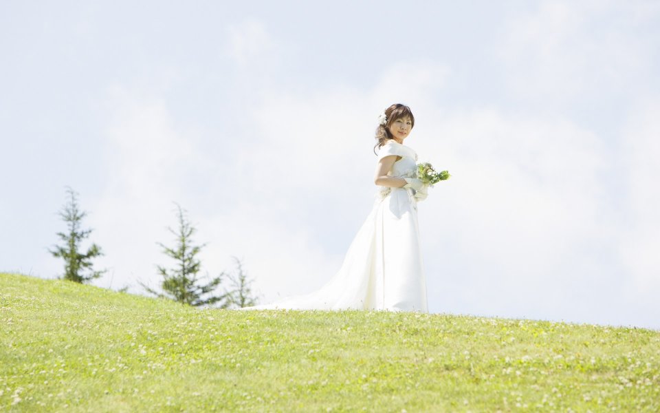 晴天草坪上的白纱新娘 花园婚礼婚纱写真