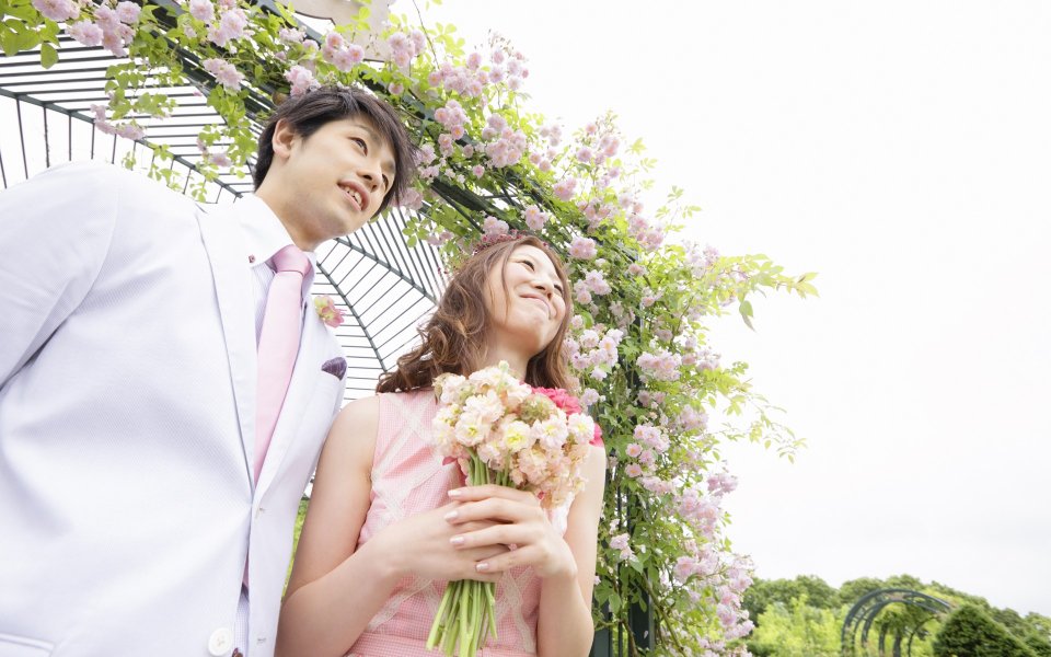 Garden Wedding Photography Newlywed Couple With Pink Bouquet