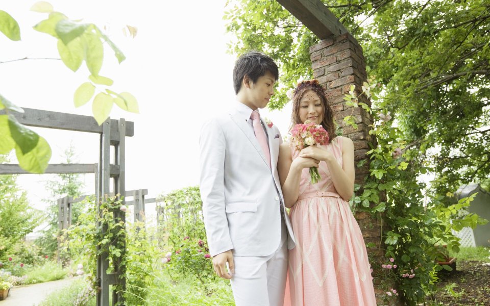 春日花园浪漫婚纱照 新郎新娘甜蜜依偎合影