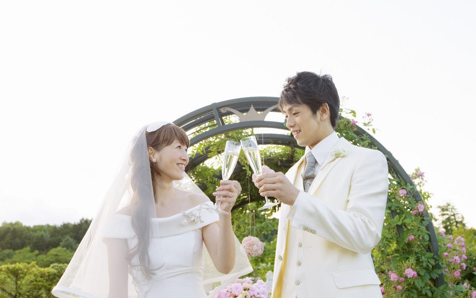 花园婚礼新娘新郎举杯碰香槟庆祝婚纱照
