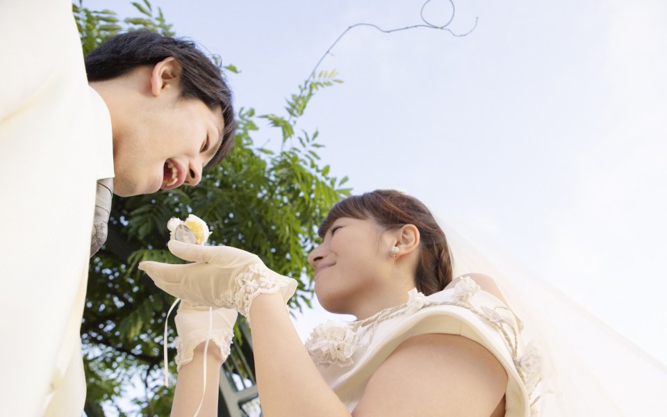 户外花园婚宴新娘喂新郎吃蛋糕甜蜜瞬间