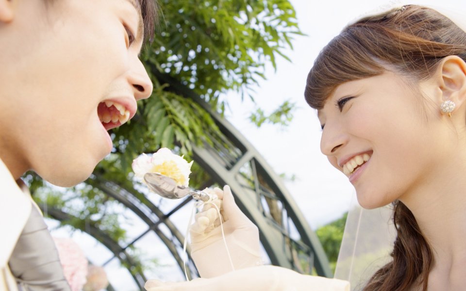 户外花园婚礼 新娘喂新郎吃蛋糕甜蜜互动瞬间