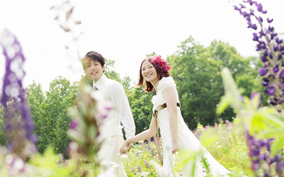Japanese Style Garden Wedding Photo New Couple Walking In Flower Field