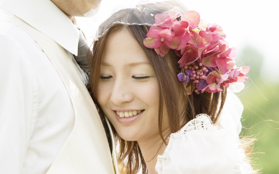 户外花园婚礼 头戴粉绣球花饰的幸福新娘依偎新郎