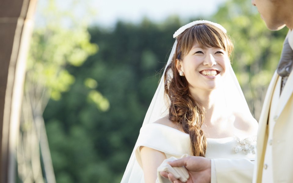 户外花园婚礼 微笑新娘牵手新郎浪漫婚纱照