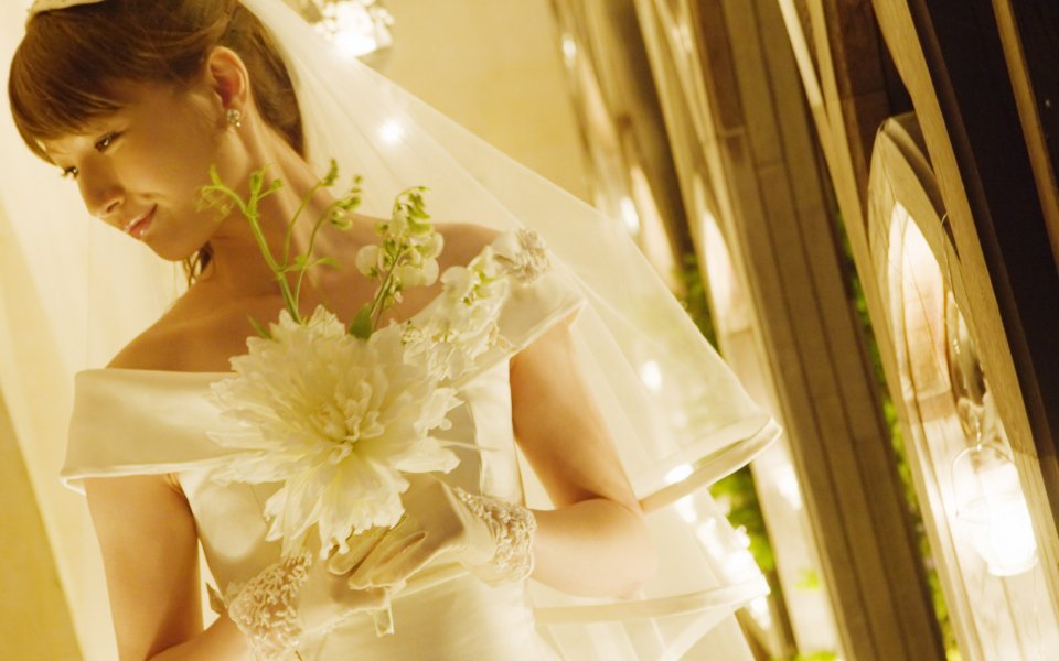 Elegant Bride Warm Light Wedding Photography With White Bouquet