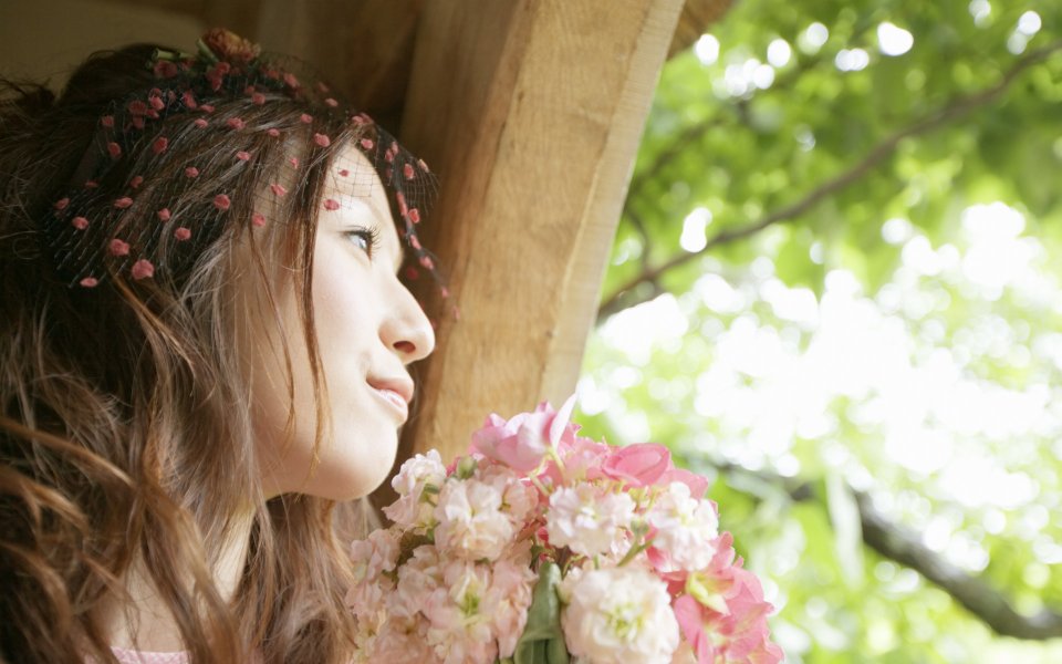 花园婚礼人像 手持粉色花束的温柔新娘侧颜