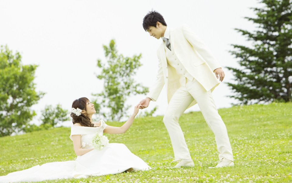 Fresh Outdoor Lawn Newlyweds Wedding Photography