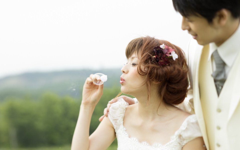 户外绿地日系婚纱照 新娘吹泡泡与新郎甜蜜互动