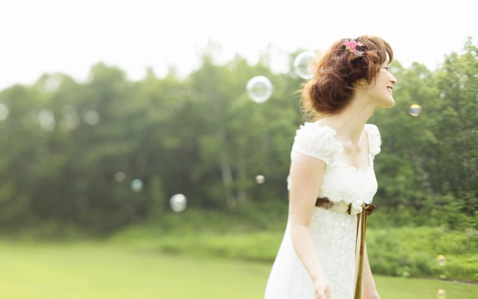 Spring Outdoor Lawn White Dress Girl Bubble Wedding Photography