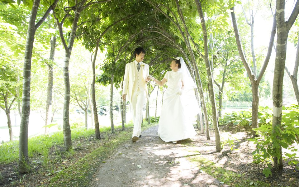 春日花园林荫道新婚情侣浪漫婚纱照