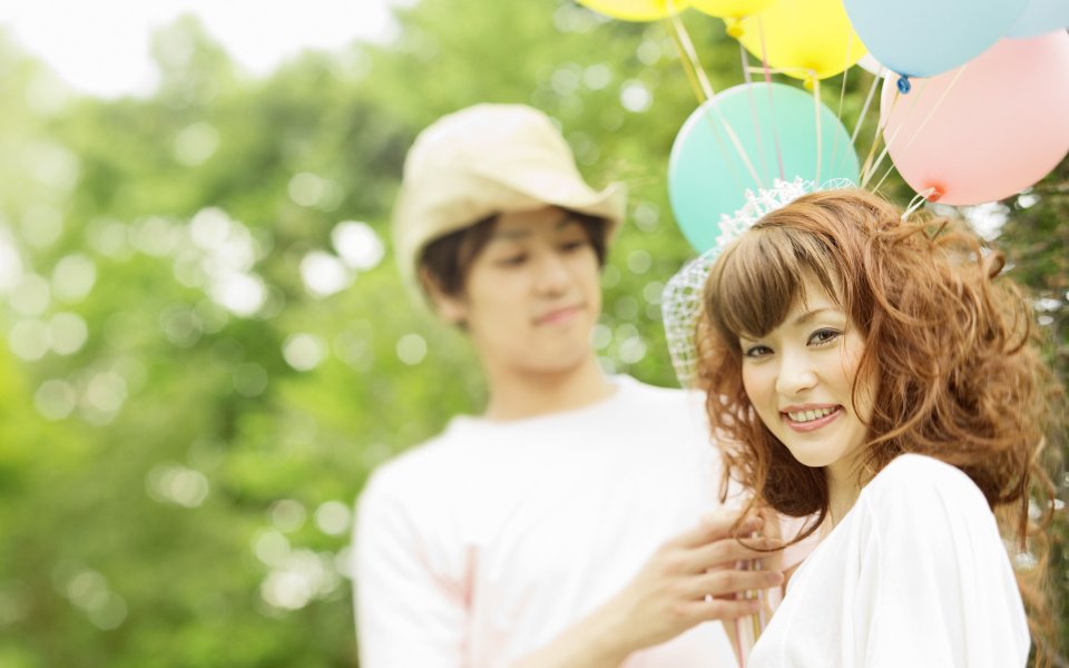 Sweet Newlywed Couple Outdoor Garden Wedding Photo With Colorful Balloons