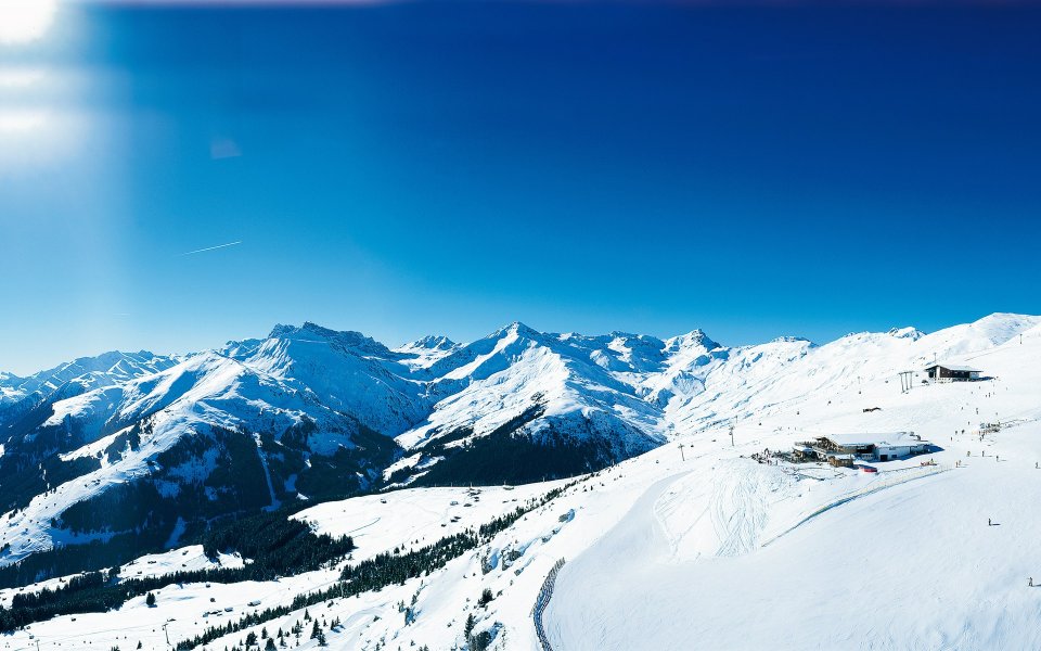 阿尔卑斯山冬季滑雪场全景