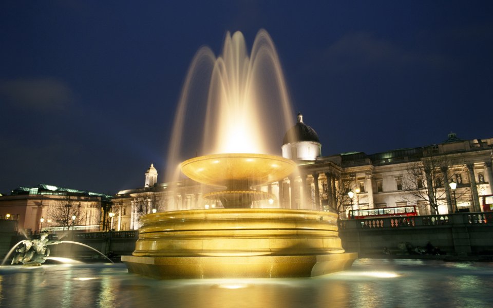 英国伦敦特拉法加广场喷泉夜景