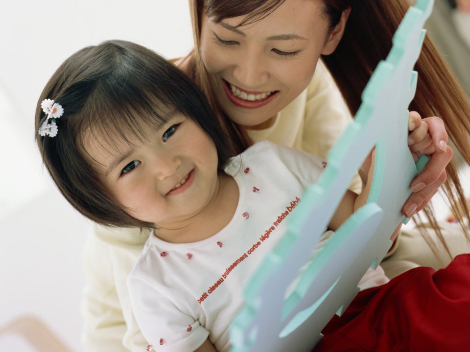 居家母女共同玩泡沫拼图的温馨亲子写实写真