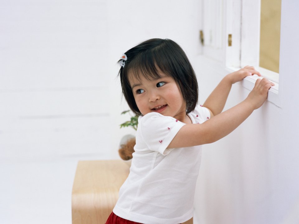 纯白居家窗边 笑容治愈的可爱短发小女孩写真