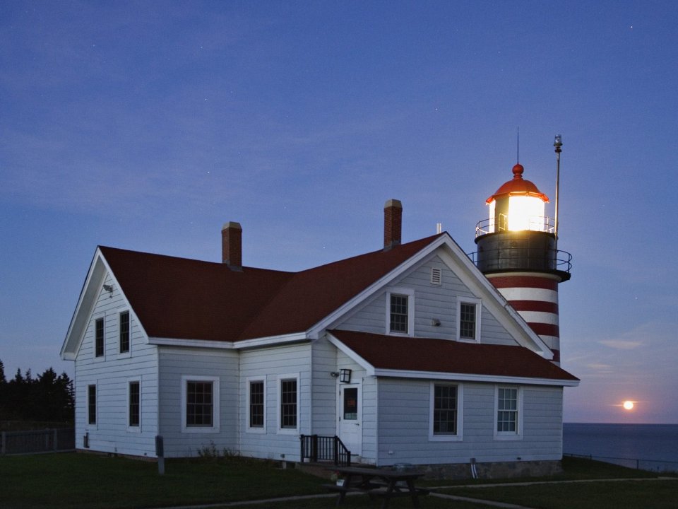 美国缅因州 West Quoddy Head 灯塔月升美景