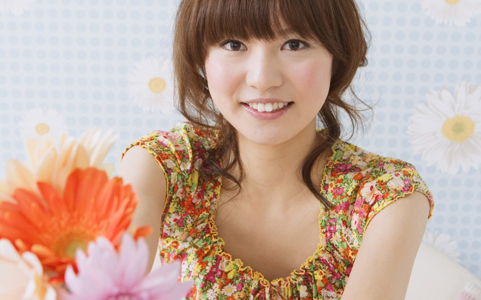 居家甜美少女手持鲜花清新人像写真