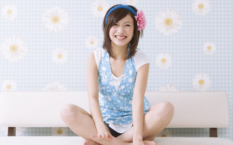 戴花朵发饰的清新日系少女居家写真