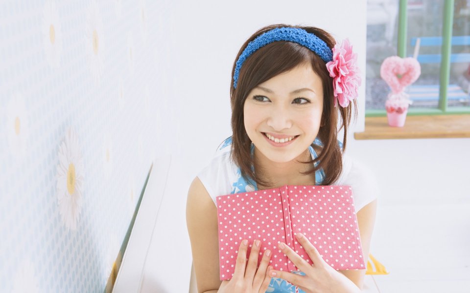 日系居家甜美少女手持粉色波点笔记本人像摄影