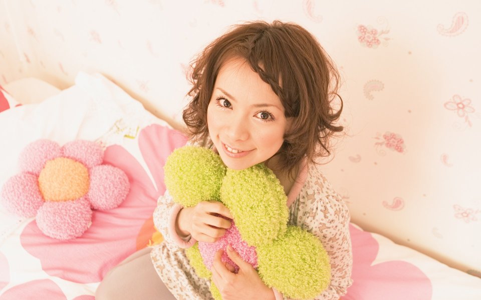 居家卧室抱着毛绒玩偶的甜美短发少女暖调人像写真