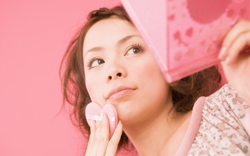 粉色背景居家少女手持镜子用粉扑补妆 甜美人像摄影