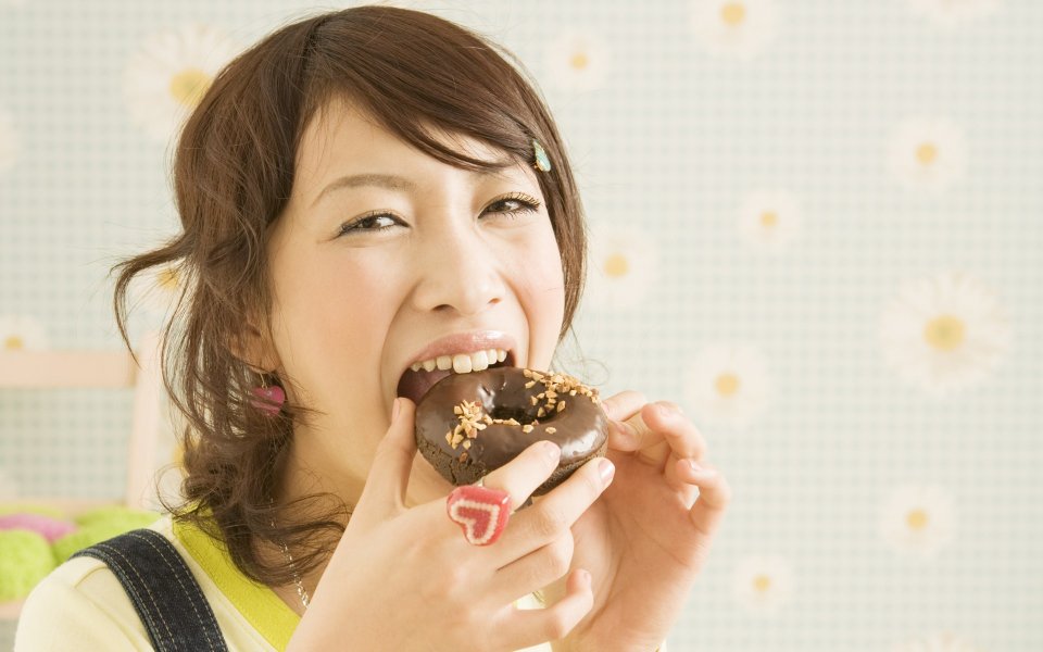 居家年轻女生吃巧克力甜甜圈人像摄影