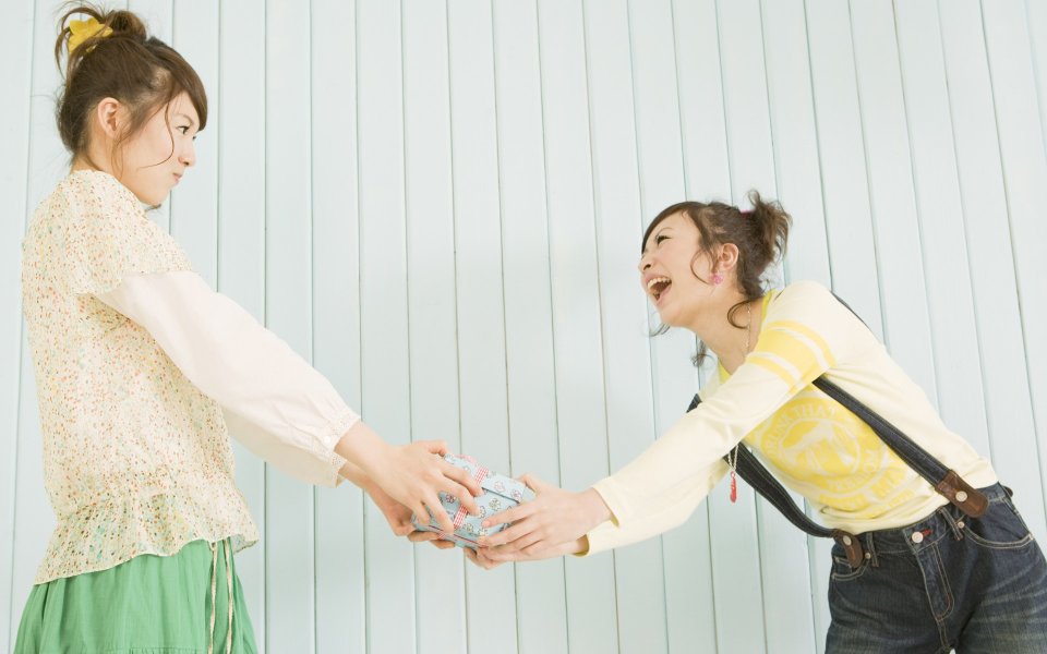 日系清新闺蜜争抢礼物趣味人像写真
