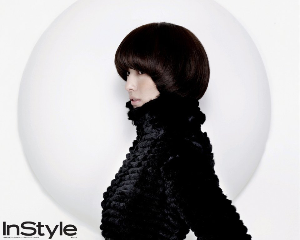 InStyle韩国版 短发女性黑色毛绒外套时尚写真