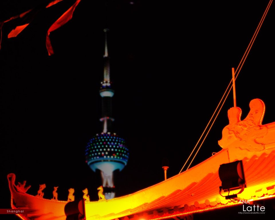 上海东方明珠与传统中式建筑夜景