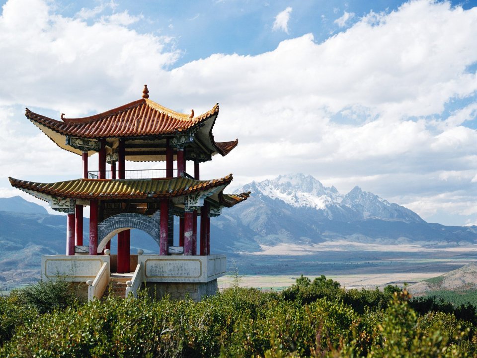 中国云南玉龙雪山 中式古亭远景风光
