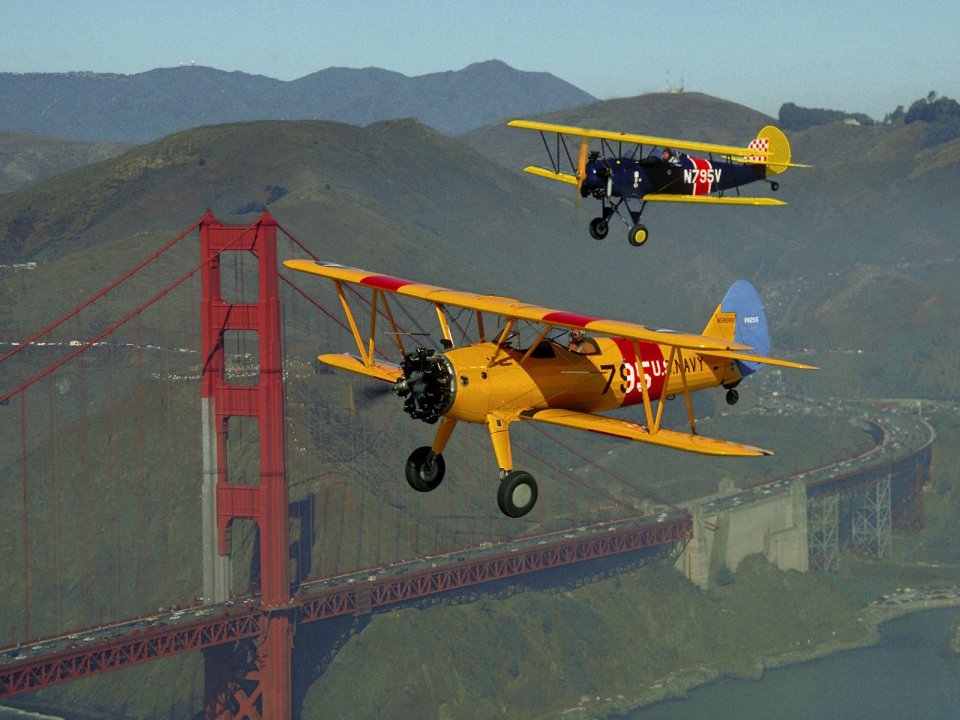 旧金山金门大桥上空的 Stearman N2-S 双翼飞机
