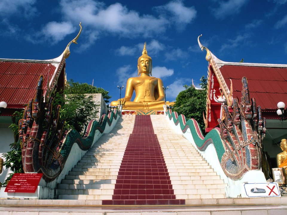 泰国苏梅岛大佛寺金色坐佛景观