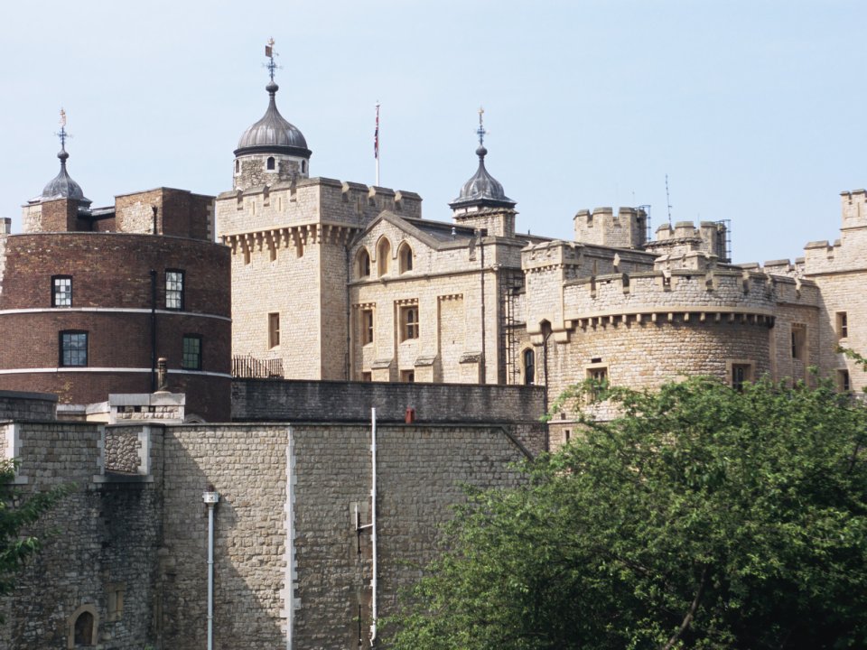 英国伦敦塔中世纪古堡日间外景