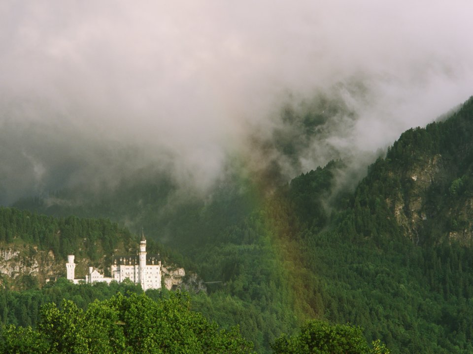 德国新天鹅堡雨后山间云雾彩虹风光