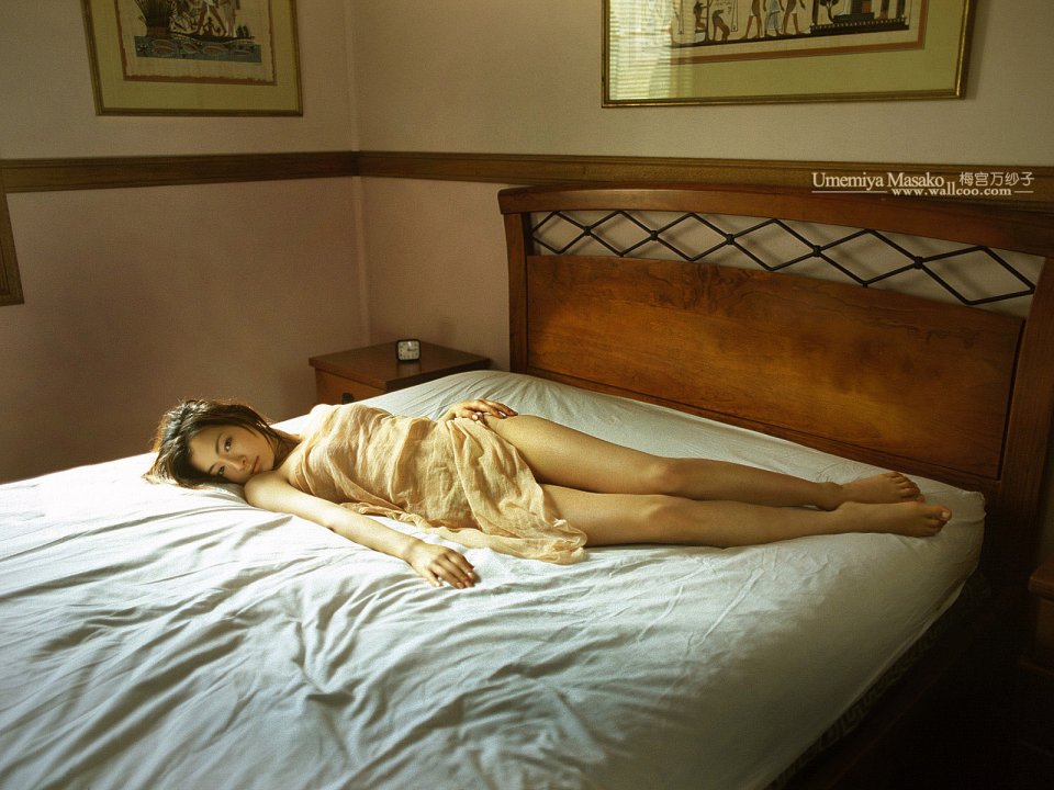 Umemiya Masako Retro Bedroom Lie On Bed Portrait Photo