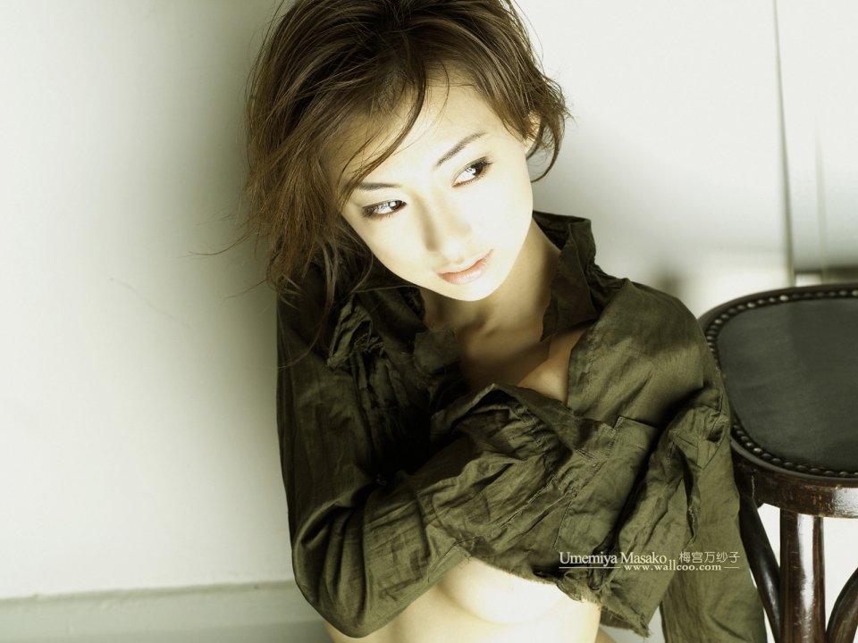 Umemiya Masako Japanese Actress Warm Portrait Wallpaper
