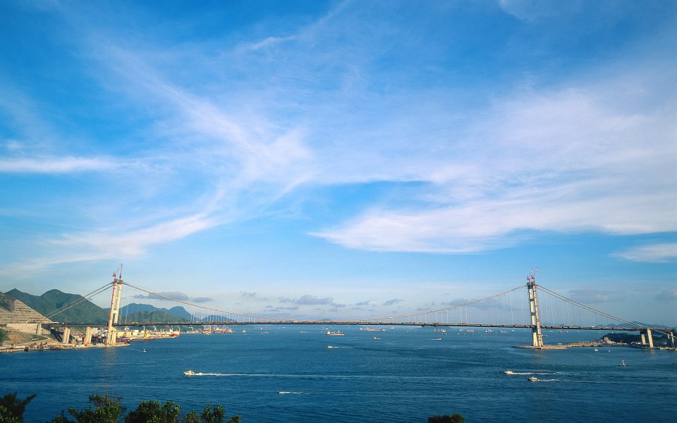 香港青马大桥蓝天碧海景观