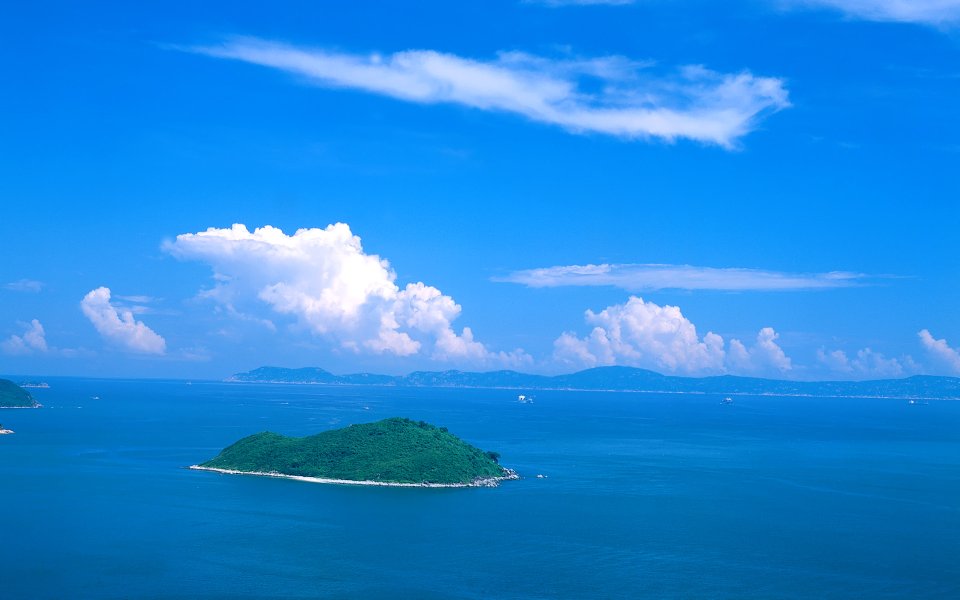 香港夏日晴空碧海远海小岛海景风光