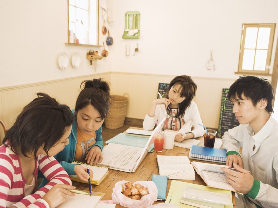 四名青年学生在温馨日系空间组队学习