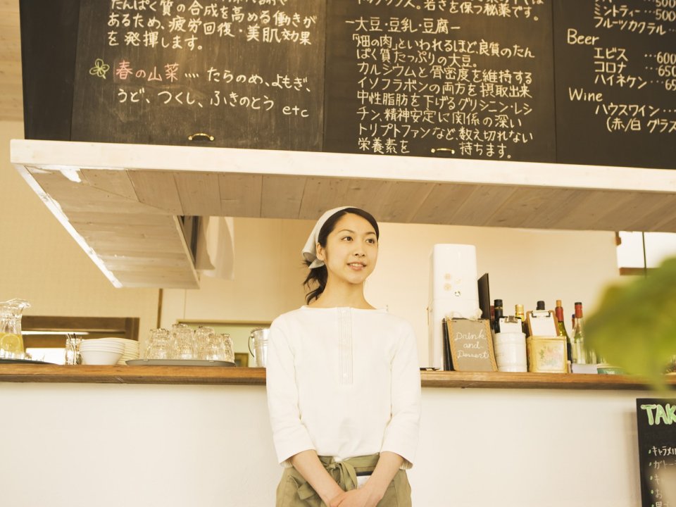 日本温馨社区咖啡馆吧台前的女店员
