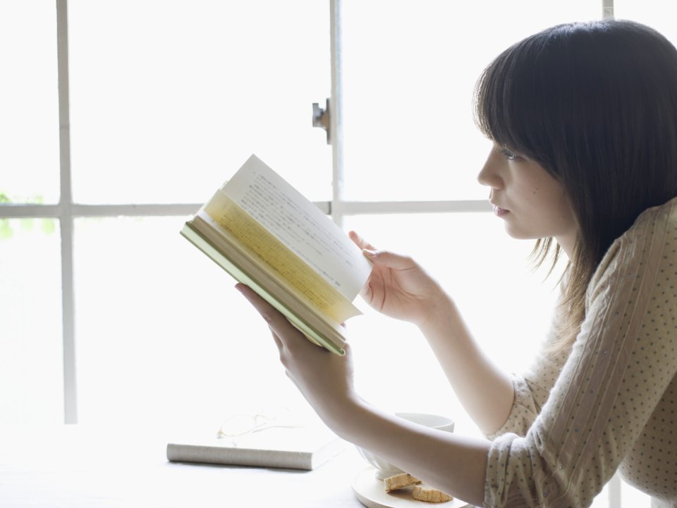 窗边午后阅读的日系少女 居家休闲下午茶